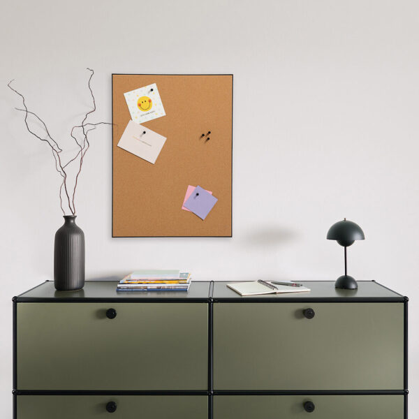 Pinboard, Kork/MDF/Kunststoff, schwarz – Lifestyle 1