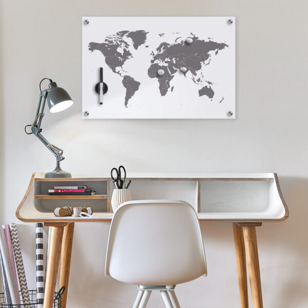 Memoboard 'World map', Glas – Lifestyle 1