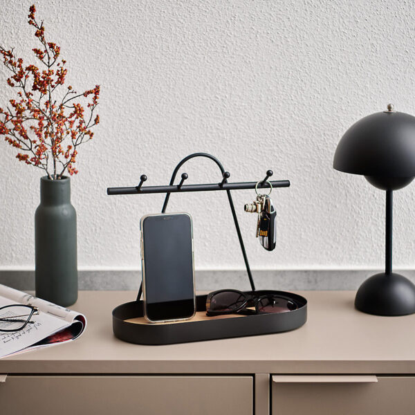 Ablage mit Haken, Metall/Kork, schwarz – Lifestyle 1