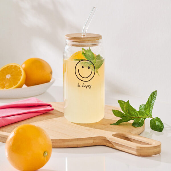 Trinkglas "Happy" m. Bambusdeckel u. Glastrinkhalm – Lifestyle 1
