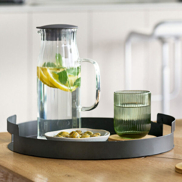 Glaskaraffe mit Kunststoffdeckel, 1000 ml, – Lifestyle 1