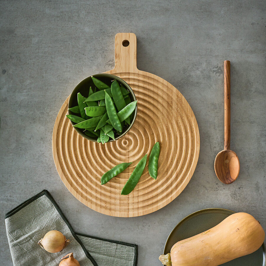 Schneide-/Servierbrett mit Griff "Stripes", Bambus – Lifestyle 1