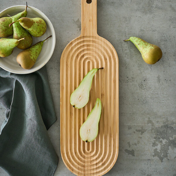 Schneide-/Servierbrett mit Griff "Stripes", Bambus – Lifestyle 1