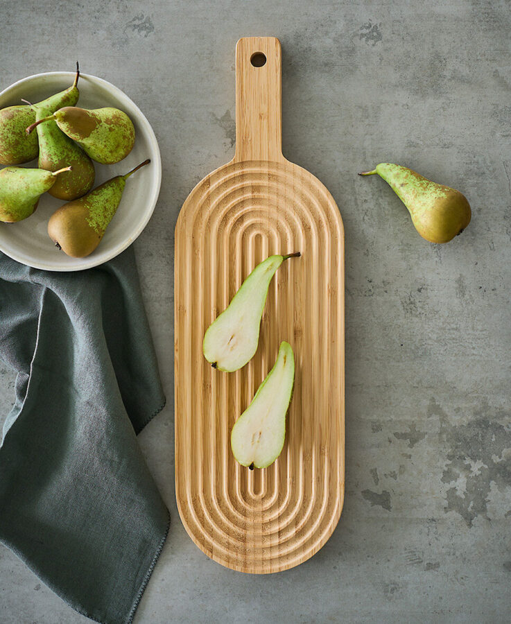 Schneide-/Servierbrett mit Griff "Stripes", Bambus – Lifestyle 1