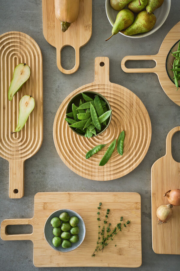 Schneide-/Servierbrett mit Griff "Stripes", Bambus – Lifestyle 2