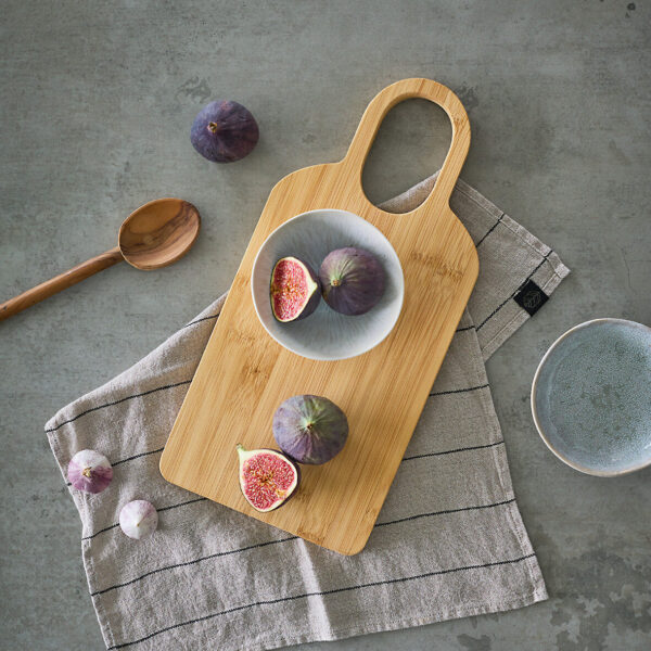 Schneide-/Servierbrett mit Griff, Bambus – Lifestyle 1