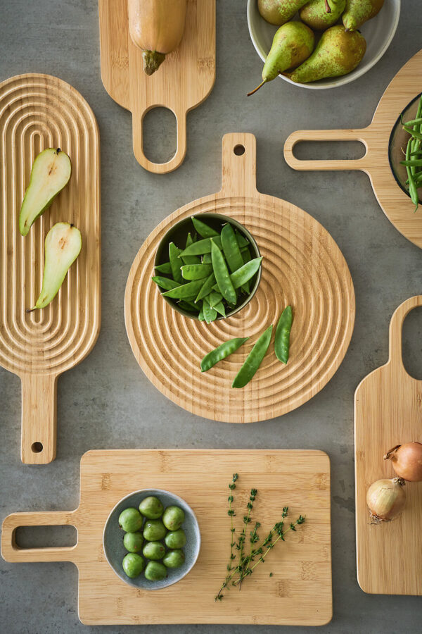 Schneide-/Servierbrett mit Griff, Bambus – Lifestyle 2