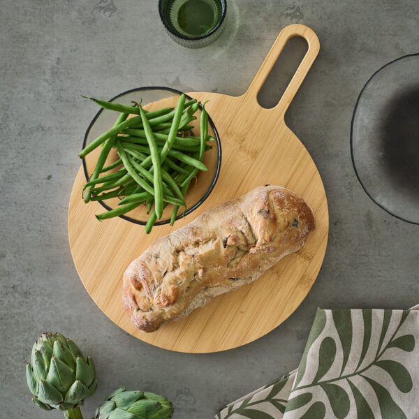 Schneide-/Servierbrett mit Griff, Bambus – Lifestyle 1