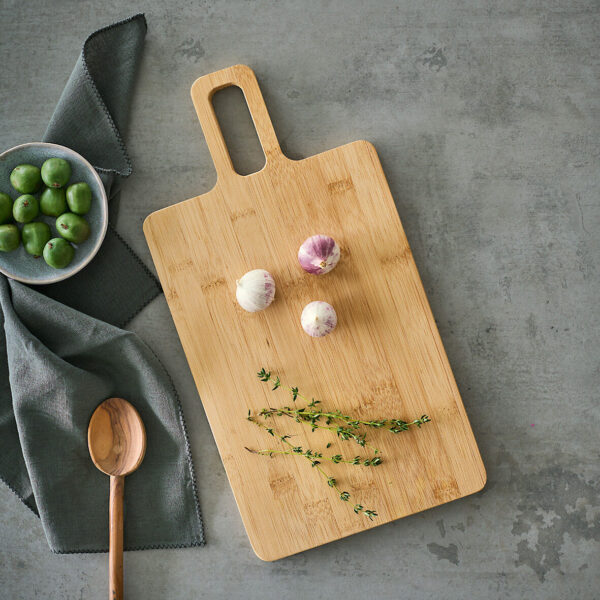 Schneide-/Servierbrett mit Griff, Bambus – Lifestyle 1