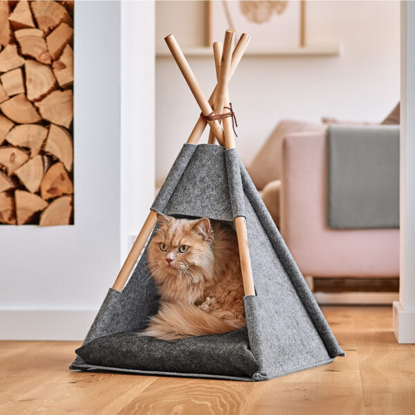 Tipi Katzenzelt, Filz/Holz, grau – Lifestyle 1