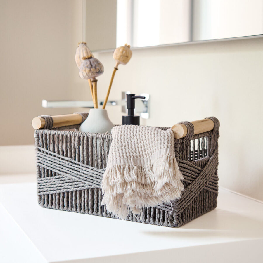 Aufbewahrungskorb, Papiergeflecht/Holz, grau – Lifestyle 1