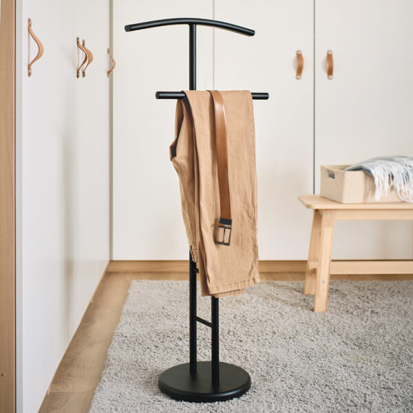 Herrendiener, Metall, schwarz – Lifestyle 1