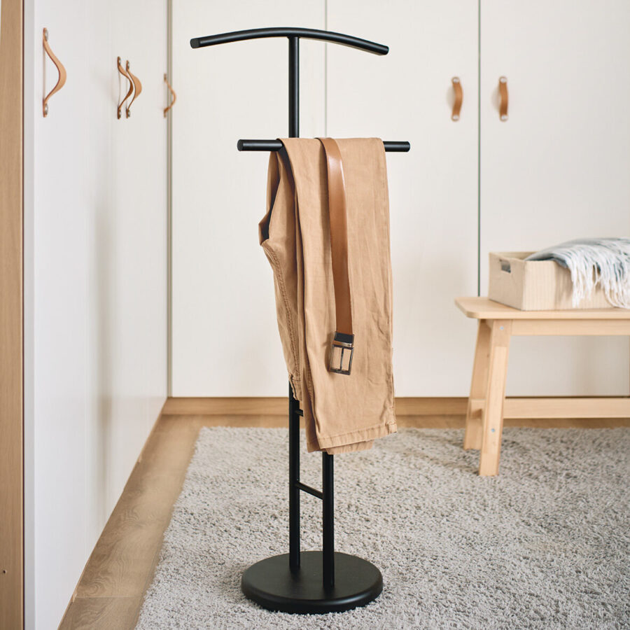 Herrendiener, Metall, schwarz – Lifestyle 1